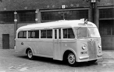 86413 Afbeelding van de Bedford autobus nr. 4 (serie 4-11) van het G.E.B.R.U. op het remiseterrein aan de Nicolaas ...